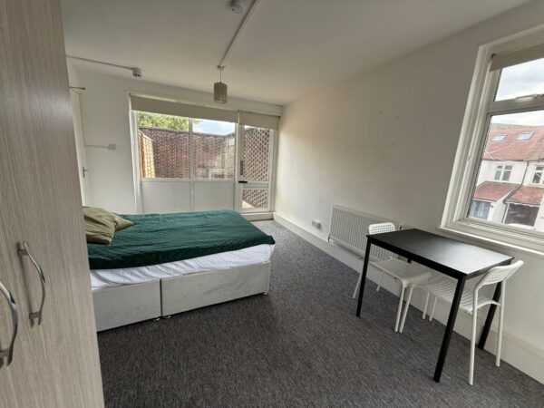 Chase Side, Southgate, N14 5BW