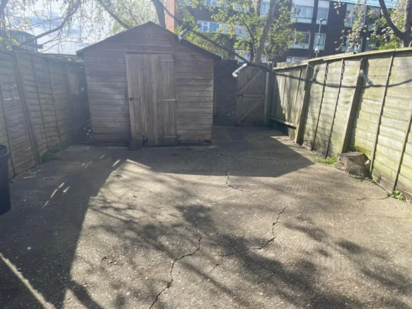 Dessouter, Little Strand, London, NW9